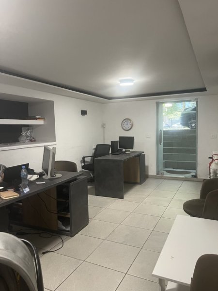 Tirane, jap me qera dyqan Kati 0, 45 m² 600 € (Perballe ish ekspozites)