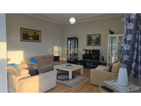 Tirane, jepet me qera apartament 2+1 Kati 3, 100 m² 550 € (Vilat Amerikane)