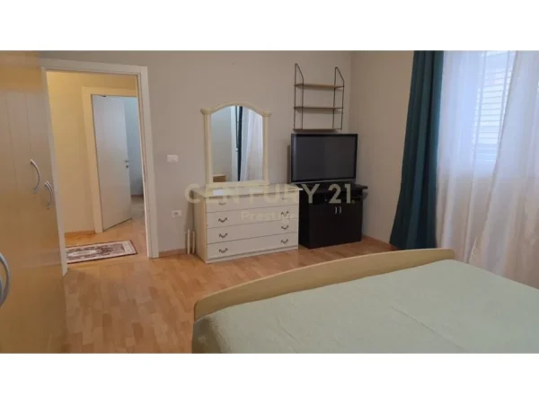 Tirane, jepet me qera apartament 2+1 Kati 3, 100 m² 550 € (Vilat Amerikane)