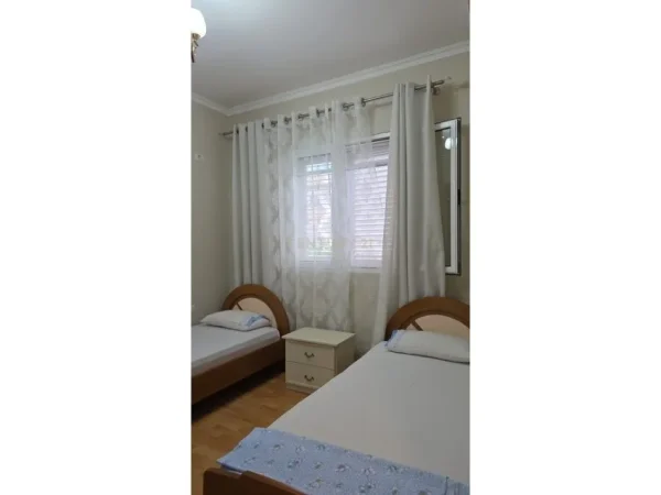 Tirane, jepet me qera apartament 2+1 Kati 3, 100 m² 550 € (Vilat Amerikane)