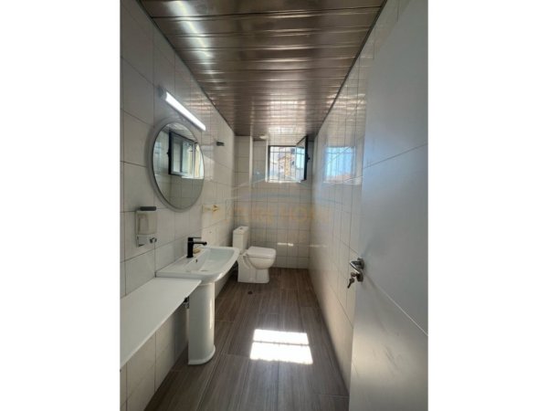 Tirane, jepet me qera ambjent biznesi Kati 1, 119 m² 1.500 € 