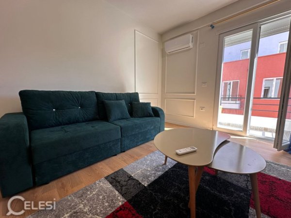 Tirane, jepet me qera apartament 1+1+Ballkon Kati 3, 70 m² 550 € (afer xhamise se selites)