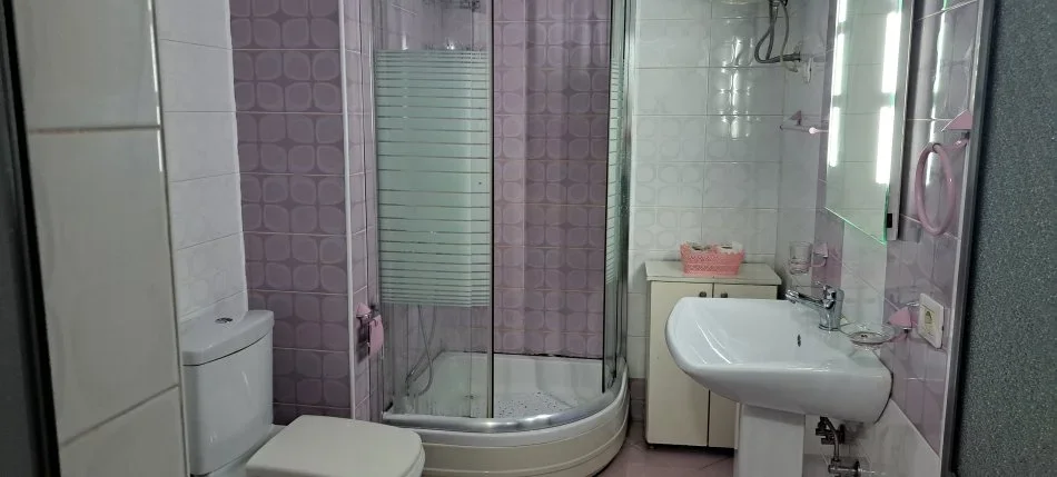 Tirane, jepet me qera apartament 2+1+Ballkon Kati 6, 85 m² 600 € (DON BOSKO)