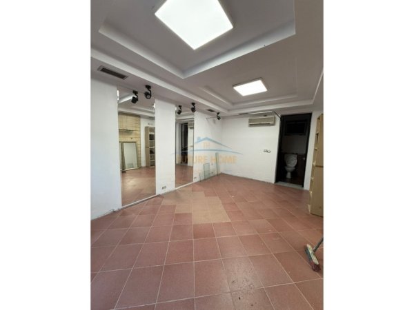Tirane, jepet me qera ambjent biznesi Kati 0, 25 m² 450 € 