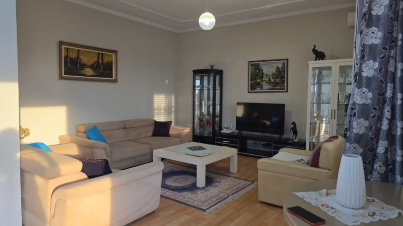 Tirane, jepet me qera apartament 2+1+Aneks+Ballkon Kati 3, 130 m² 500 € (Rezidenca Amerikane, 17 min mbi Fakultetin Ekonomik)
