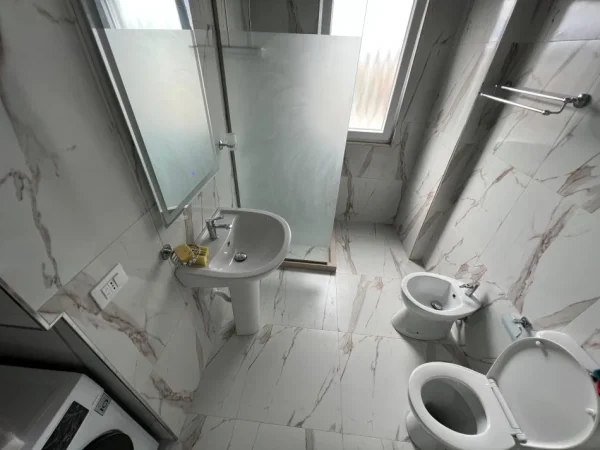 Tirane, jepet me qera apartament 1+1 Kati 9, 47 m² 500 € (Rruga 5 maj)