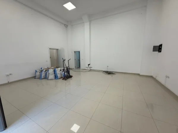 Tirane, jepet me qera zyre Kati 0, 110 m² 1.500 € (KOMUNA E PARISIT)