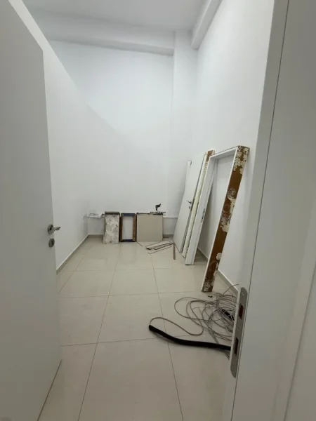 Tirane, jepet me qera zyre Kati 0, 110 m² 1.500 € (KOMUNA E PARISIT)