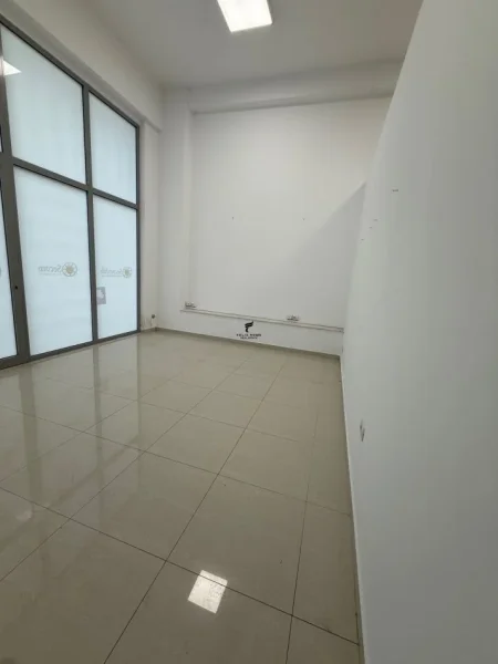 Tirane, jepet me qera zyre Kati 0, 110 m² 1.500 € (KOMUNA E PARISIT)