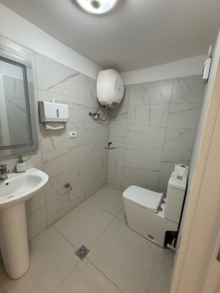 Tirane, jepet me qera zyre Kati 0, 110 m² 1.500 € (KOMUNA E PARISIT)