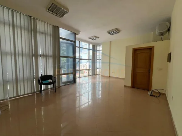 0683487469 Tirane, jepet me qera zyre Kati 1, 44 m² 460 € (Ish Ekspozita)