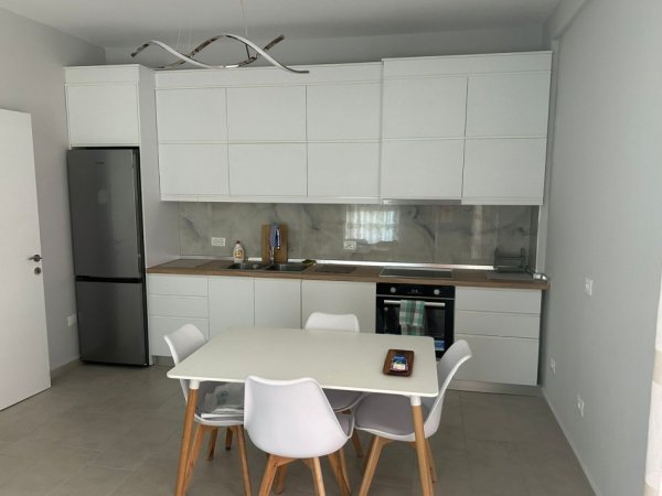 Tirane, jepet me qera apartament 2+1+Ballkon Kati 3, 110 m² 650 € (Kodra e Diellit)