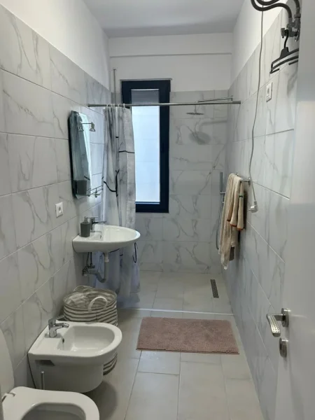 Tirane, jepet me qera apartament 2+1+Ballkon Kati 3, 110 m² 650 € (Kodra e Diellit)