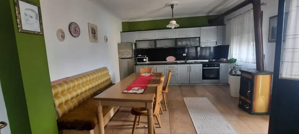 Tirane, jepet me qera apartament 2+1+Ballkon Kati 3, 130 m² 500 € (QYTET STUDENTI)