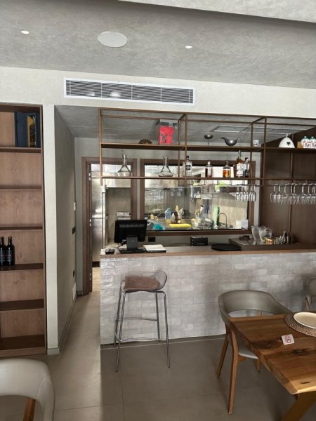 Tirane, shitet bar-resorant Kati 0, 110 m² 300.000 € 