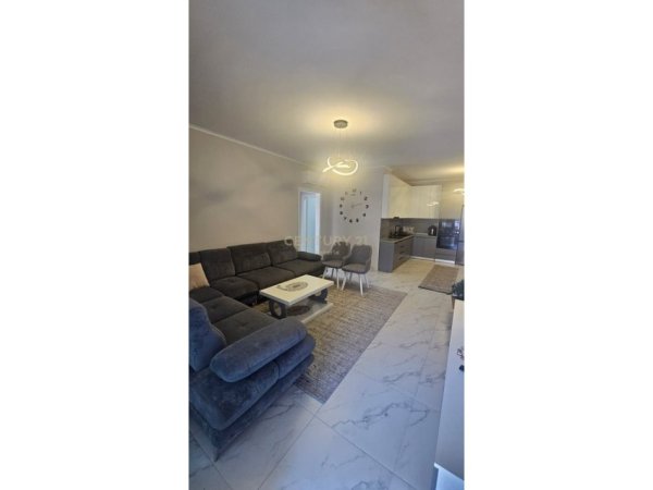 Tirane, jepet me qera apartament 2+1 Kati 4, 116 m² 500 € 