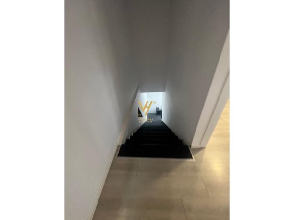 Tirane, shitet magazine Kati 0, 1.100 m² 650.000 € (VORE)