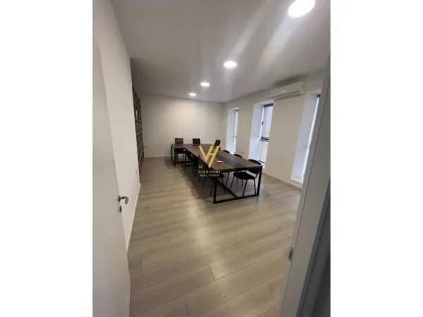 Tirane, shitet magazine Kati 0, 1.100 m² 650.000 € (VORE)