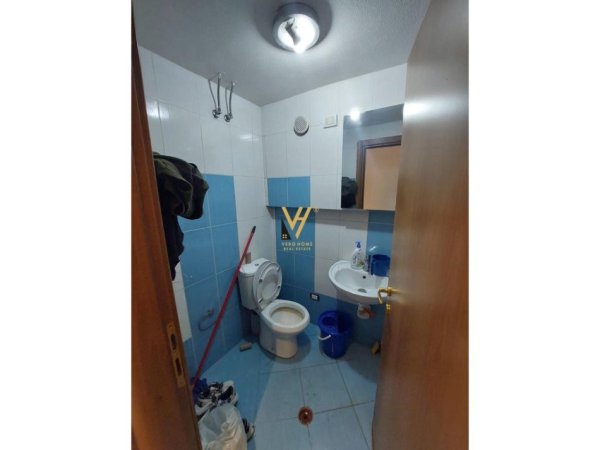 Tirane, jepet me qera dyqan Kati 0, 74 m² 1.000 € (TREGU ELEKTRIK)
