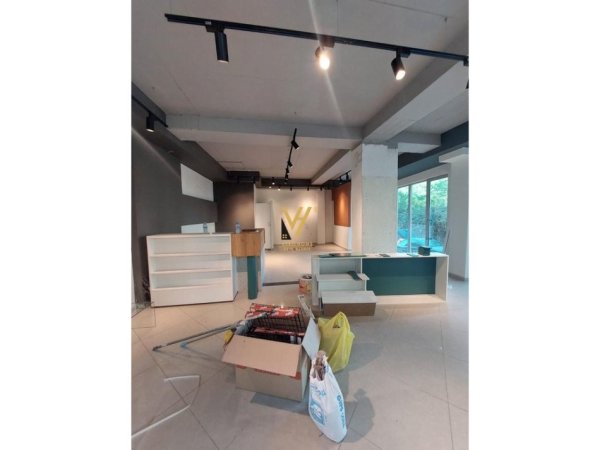 Tirane, jepet me qera dyqan Kati 0, 74 m² 1.000 € (TREGU ELEKTRIK)