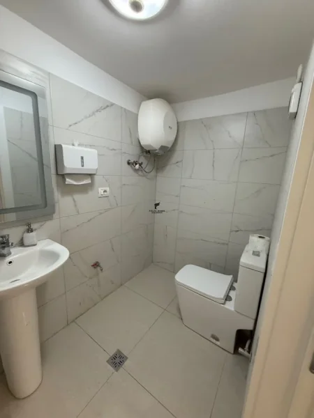 Tirane, shitet dyqan Kati 0, 110 m² 550.000 € (KOMUNA E PARISIT)