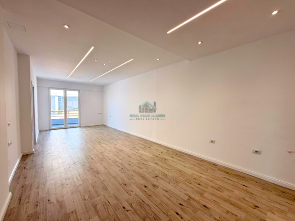 Vlore, shitet apartament 1+1+Ballkon Kati 9, 78 m² 120.000 € (Prane Zjarrefikses-Pjeserisht pamje nga deti)