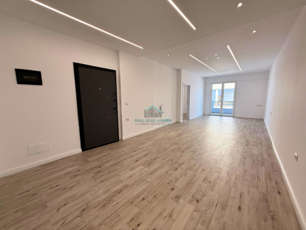 Vlore, shitet apartament 1+1+Ballkon Kati 9, 78 m² 120.000 € (Prane Zjarrefikses-Pjeserisht pamje nga deti)