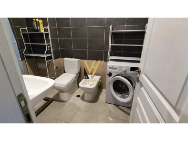 Tirane, jepet me qera apartament 2+1+Ballkon , 80 m² 550 € (YZBERISHT)