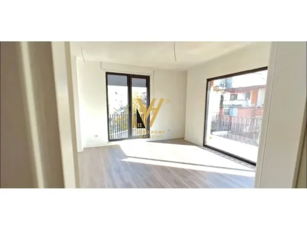 Tirane, shitet apartament 1+1+Ballkon , 77 m² 200.000 € (SHKOLLA E KUQE)