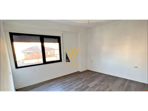 Tirane, shitet apartament 1+1+Ballkon , 77 m² 200.000 € (SHKOLLA E KUQE)