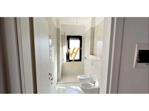 Tirane, shitet apartament 1+1+Ballkon , 77 m² 200.000 € (SHKOLLA E KUQE)