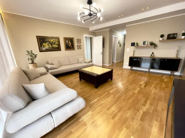 Tirane, shitet apartament 4+1 , 214 m² 700.000 € 