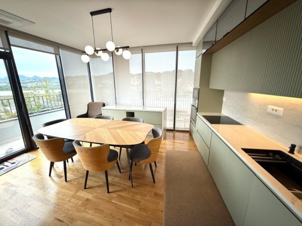 Tirane, shitet apartament 4+1 , 214 m² 700.000 € 
