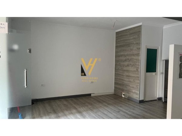 Tirane, jepet me qera dyqan Kati 0, 26 m² 400 € (SHALLVARET)