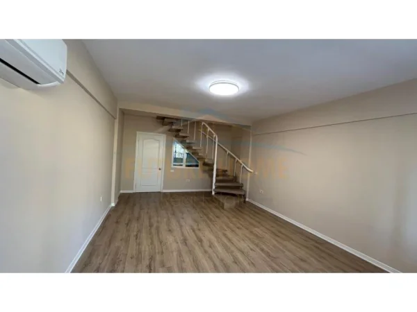 Tirane, jepet me qera ambjent biznesi Kati 4, 130 m² 1.300 € (Qender)