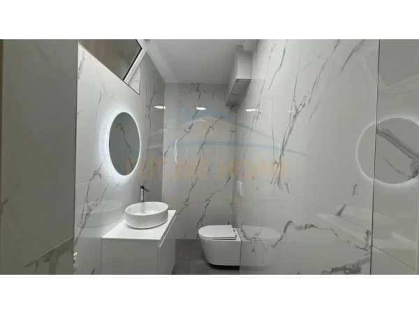 Tirane, jepet me qera ambjent biznesi Kati 4, 130 m² 1.300 € (Qender)