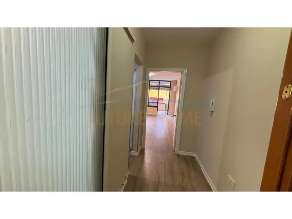 Tirane, jepet me qera ambjent biznesi Kati 4, 130 m² 1.300 € (Qender)