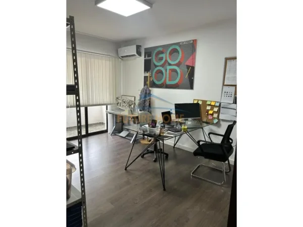 Tirane, jepet me qera ambjent biznesi Kati 8, 108 m² 1.100 € 