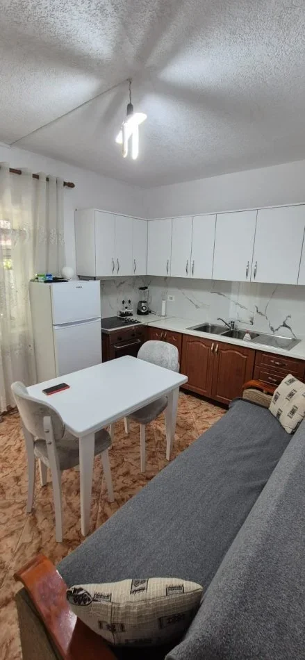 Tirane, jepet me qera apartament 1+1 Kati 1, 50 m² 400 € (Fakukteti i Mjeksise)