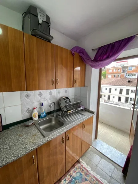 Tirane, jepet me qera apartament 1+1 Kati 3, 50 m² 390 € (Shkolla Bashkuar)