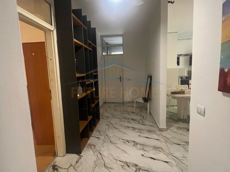 Tirane, jepet me qera apartament 1+1 Kati 1, 550 € (Selvia)