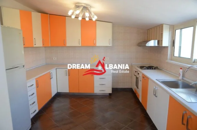 Tirane, jepet me qera apartament 3+1 Kati 5, 210 m² 950 € (tek Liqeni i Thate)