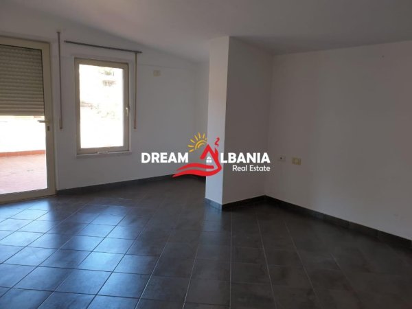 Tirane, jepet me qera apartament 3+1 Kati 5, 210 m² 1.200 € (tek Liqeni i Thate)