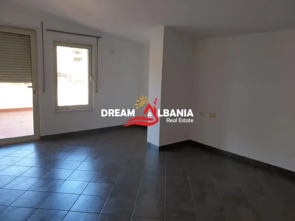 Tirane, jepet me qera apartament 3+1 Kati 5, 210 m² 950 € (tek Liqeni i Thate)