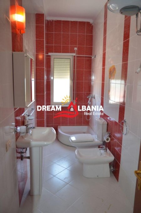 Tirane, jepet me qera apartament 3+1 Kati 5, 210 m² 1.200 € (tek Liqeni i Thate)
