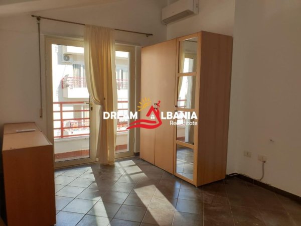 Tirane, jepet me qera apartament 3+1 Kati 5, 210 m² 1.200 € (tek Liqeni i Thate)