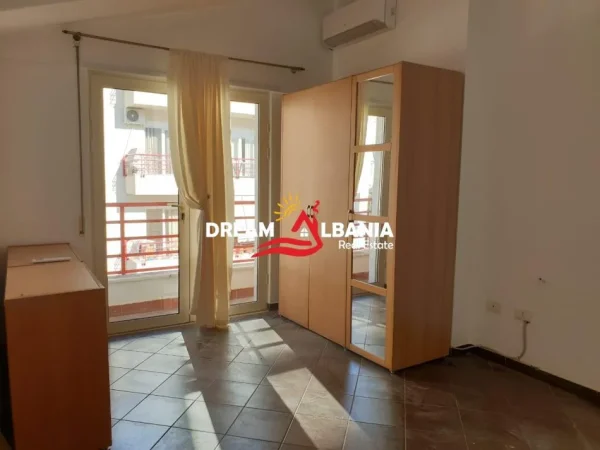 Tirane, jepet me qera apartament 3+1 Kati 5, 210 m² 950 € (tek Liqeni i Thate)