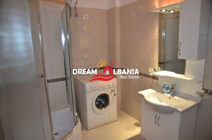 Tirane, jepet me qera apartament 3+1 Kati 5, 210 m² 1.200 € (tek Liqeni i Thate)