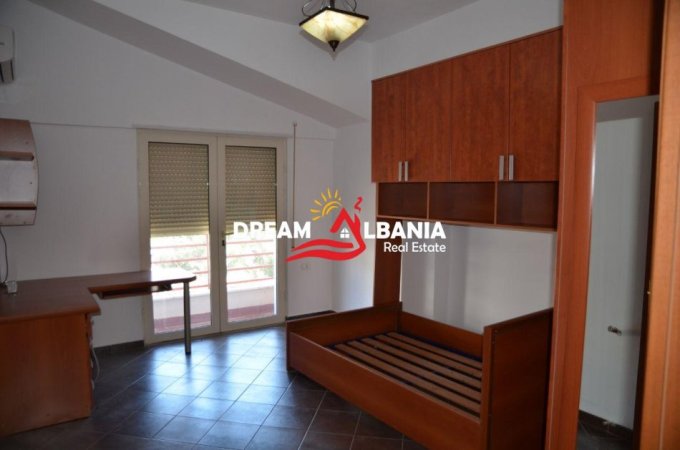 Tirane, jepet me qera apartament 3+1 Kati 5, 210 m² 1.200 € (tek Liqeni i Thate)
