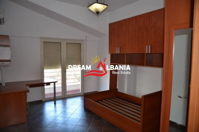 Tirane, jepet me qera apartament 3+1 Kati 5, 210 m² 950 € (tek Liqeni i Thate)